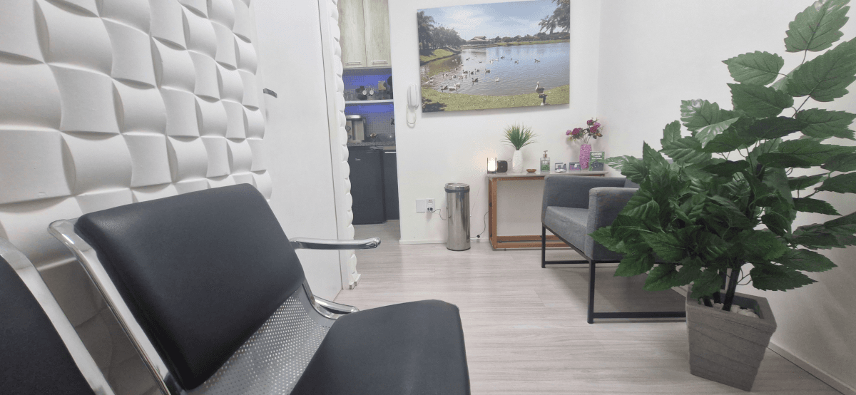Sala de atendimento equipada, confortável e climatizada